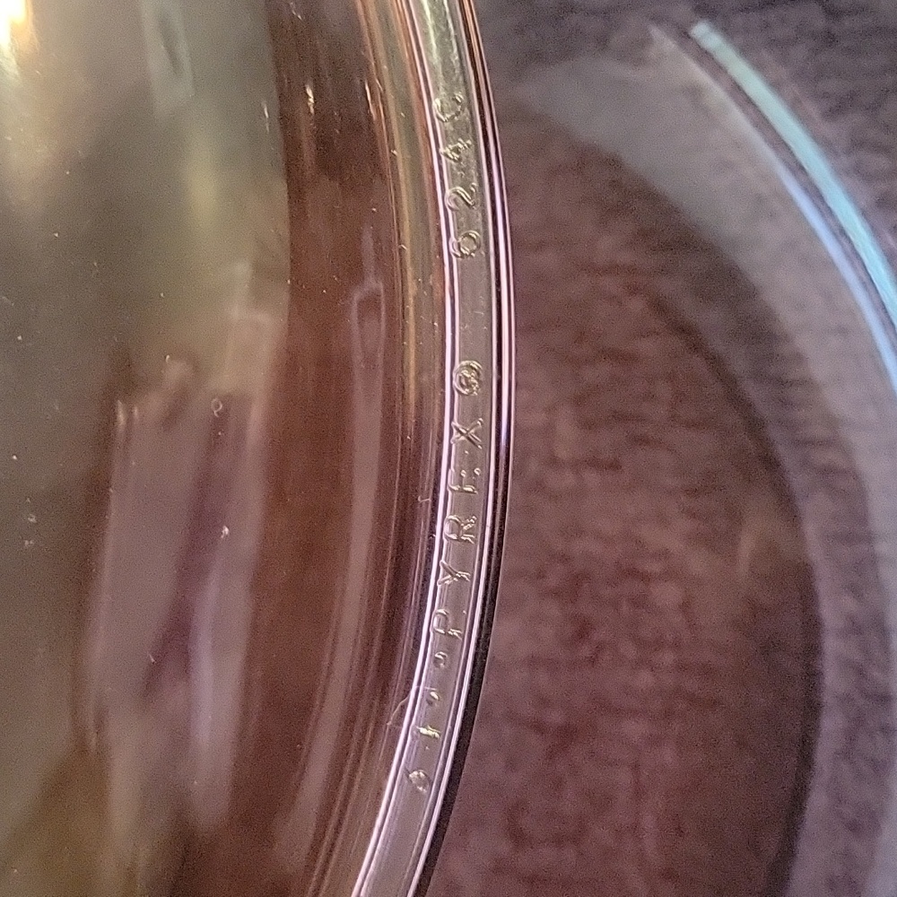 Pyrex Cranberry D18 round 2qt with lid. Rare and discontinued. EXCELLENT SHAPE! - Picture 2 of 5